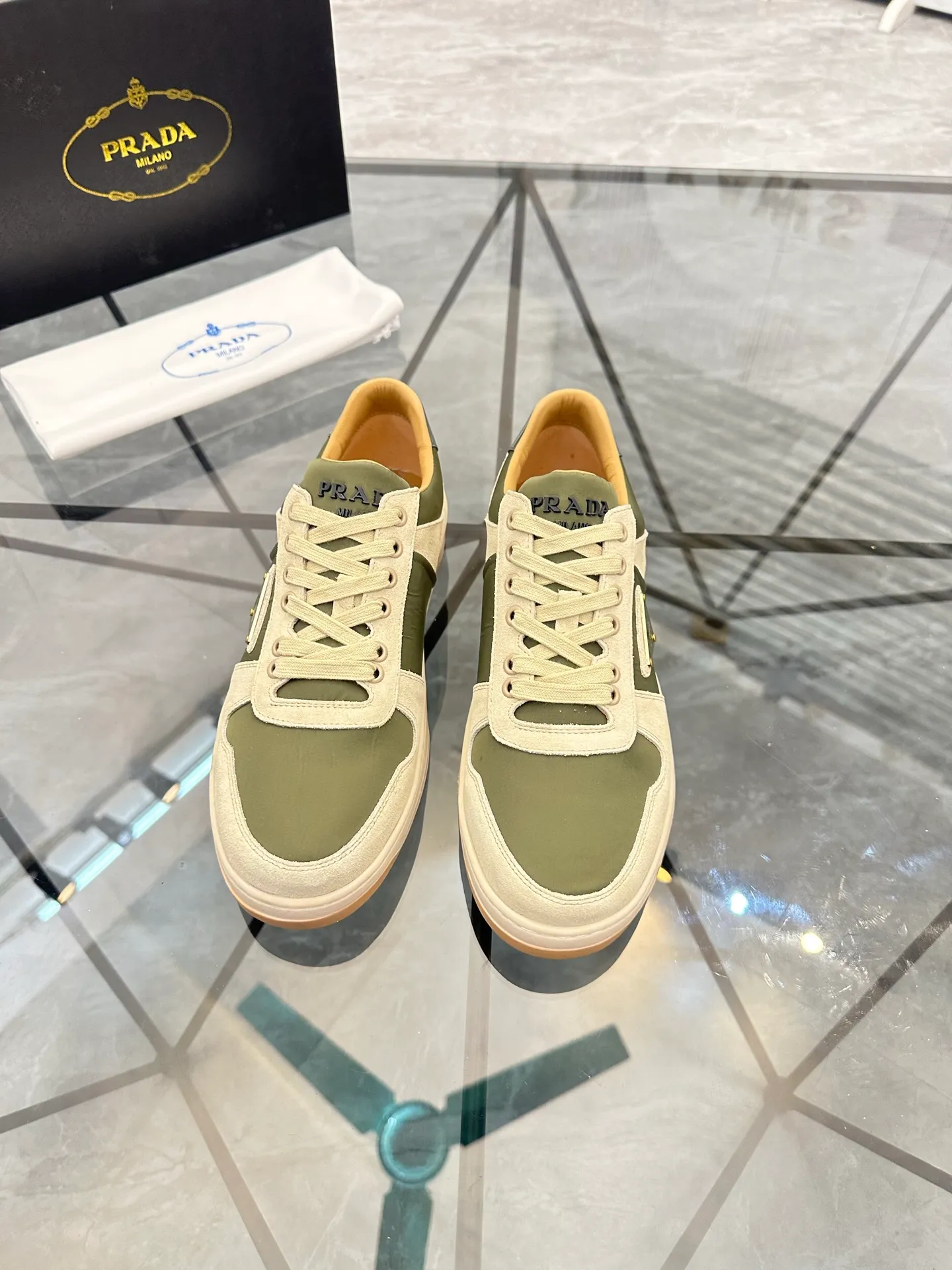 Men's shoes: 💰P420¥ Product trademark: Prada *"Prada*" low-top casual shoes Regular size: 38-44 (can be customized to 45) Product materials: imported cowhide upper with original fabric, breathable lining, original outsole. Number: 020